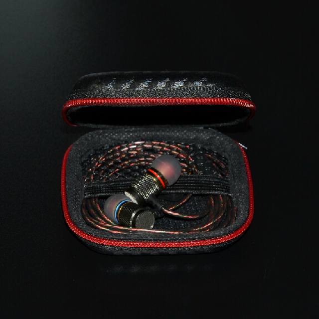 Hộp đựng tai nghe vân cacbon 2