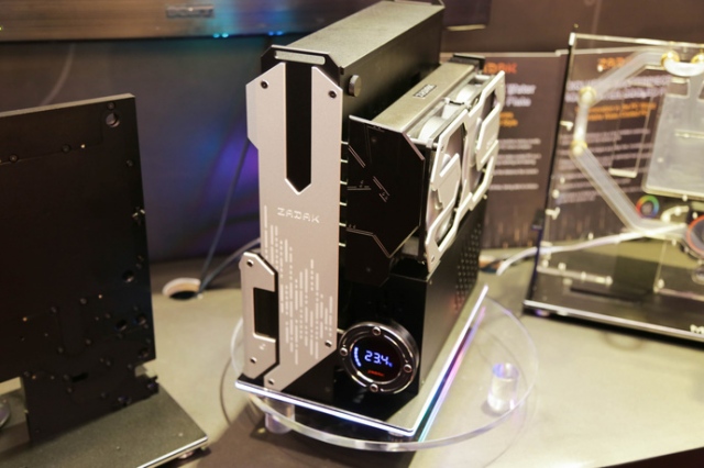 Anh em nhà Apacer cùng Zadak giới thiệu loạt RAM, SSD, bộ máy tính đẹp ấn tượng dành cho game thủ 9